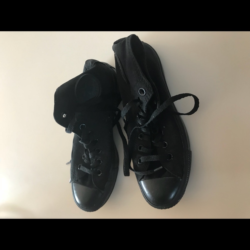 Black converse high tops.